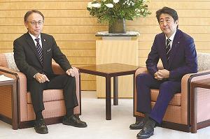 沖縄県の玉城デニー知事との会談に臨む安倍晋三首相の写真