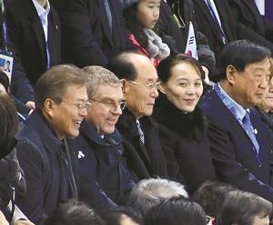 平昌五輪アイスホッケー女子の試合を観戦している文大統領と金与正氏の写真