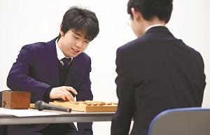 藤井聡太四段が将棋を指している写真