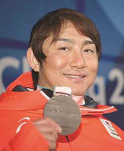銀メダルを手にした森井大輝選手の写真