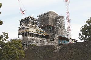 修復中の熊本城の写真