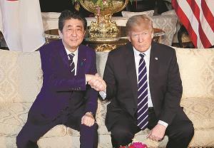 安倍晋三首相とトランプ米大統領が共同記者会見で握手をしている写真