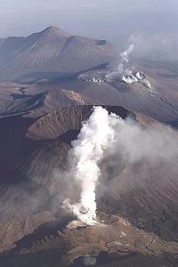霧島連山のえびの高原・硫黄山が噴火している様子の写真