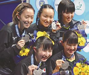 石川佳純、伊藤美誠、平野美宇、長崎美柚、早田ひなの5選手がメダルを持って映っている写真