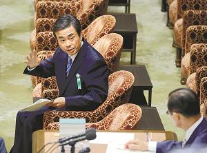 柳瀬唯夫・元首相秘書官（現・経済産業審議官）が、衆参両議院の予算委員会に参考人として出席している様子の写真