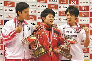 谷川選手を中心に白井選手と内村選手の3人が並んだ写真