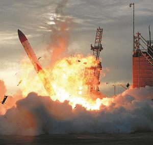 打ち上げ後、発射場に落下し炎を上げる小型ロケット「ＭＯＭＯ」２号機の写真