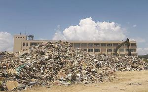 廃棄物に覆い尽くされた学校のグラウンドの写真