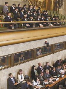 軍縮会議の様子を傍聴席から見守る高校生平和大使らの写真