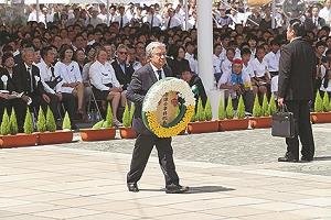 長崎平和祈念式典でグテーレス事務次官が花を手向ける写真