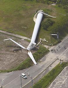 台風により根元から倒れた風車の写真