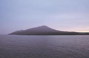 択捉島の散布山から朝日がのぼる様子の写真