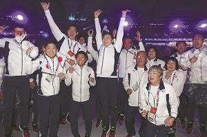 閉会式でジャンプする池江璃花子ら日本選手団の写真