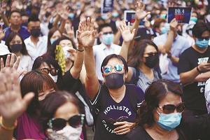 香港のデモにマスクをして参加している市民の様子の写真