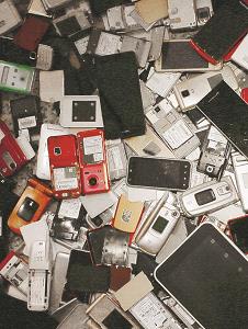 回収した携帯電話や小型家電の写真