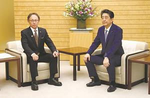 会談に臨む玉城デニー沖縄県知事と安倍晋三首相の写真