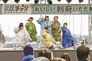 「利府町浜まつり」で歌と踊りを披露するみちのく仙台ORI☆姫隊の写真