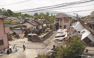 地震直後の益城町の写真