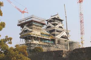 復旧工事が続く熊本城の天守閣の写真