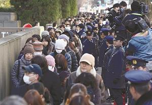 平田信元幹部の初公判の傍聴券を求め、東京地方裁判所に並ぶ人たちの写真