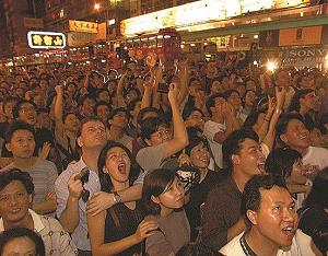 返還を喜ぶ香港の人たちの写真