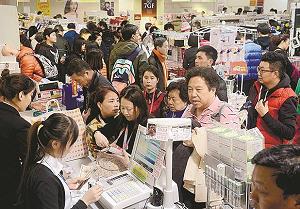 中国人観光客でにびわう福岡・博多の商業施設の写真