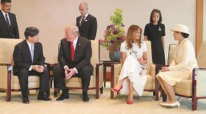 大統領夫妻と話す天皇、皇后両陛下の写真