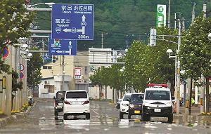 蜃気楼の一種「逃げ水」現象が起こった北海道佐呂間町の道路の写真