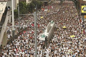 香港政府の「逃亡犯条例」改正案に反対して、大規模なデモが行われている様子の写真