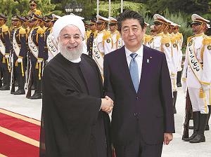安倍晋三首相とロハニ大統領が握手をしている様子の写真
