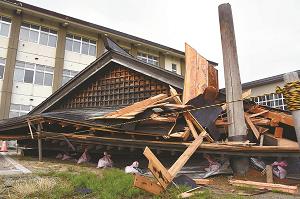 山形県鶴岡市の小学校で倒壊した相撲場を外から撮った写真