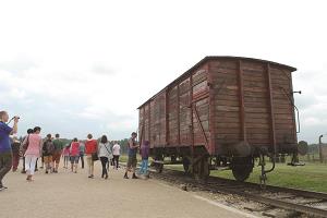 アウシュビッツ強制収容所跡を訪れる観光客の写真