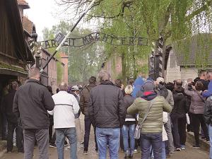 アウシュビッツ強制収容所跡の門の写真