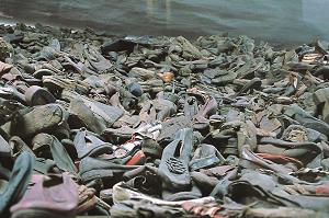 アウシュビッツ博物館に展示されている収容者の靴の写真