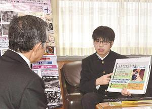 キノコの研究などを島根県知事に説明する石倉さんの写真