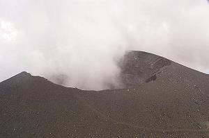 浅間山の山頂火口の写真