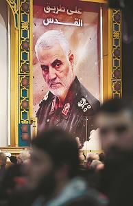 レバノンのイスラム教シーア派組織ヒズボラの追悼集会で飾られたイラン革命防衛隊・ソレイマニ司令官の写真