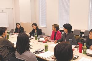 東京都千代田区の参議院議員会館で全国から集まった女性議員らと意見を交わしている様子の写真