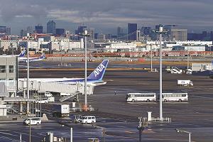 武漢から到着したチャーター機の第１便（中央）の写真