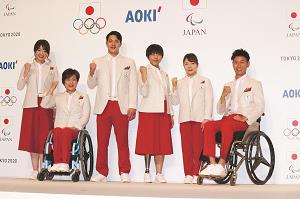 東京五輪・パラリンピック開会式用の服を着る選手たちの写真