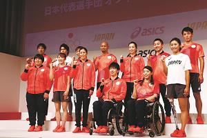 東京五輪・パラの公式スポーツウェアを着た選手たちの写真