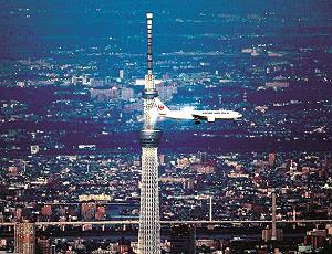 東京都心を低空飛行する試験をする旅客機の写真