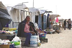 シリアからイラク北部の難民キャンプに逃げてきた男性の写真