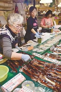函館にあるイカ専門の鮮魚店の写真