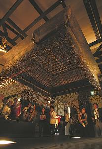 法隆寺の木造天蓋の写真
