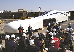 リニア新幹線の新試験車のおひろめの写真