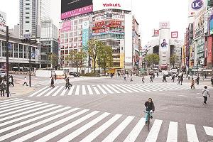 行き交う人もまばらな東京・渋谷のスクランブル交差点の写真
