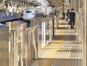 人の姿がまばらな新幹線ホームの写真