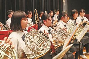練習する吹奏楽部の高校生の写真