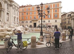 ローマの観光地「トレビの泉」に立ち寄る市民たちの写真
